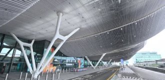 Аэропорт Гонконга открыл футуристичный Терминал 2 (4 фото)