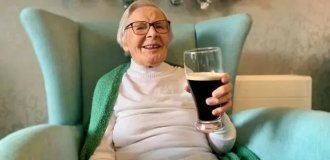 Drink beer and don't get married: 105-year-old British woman reveals the secret of her longevity (3 photos)