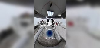 В Антарктиде фотограф отправил камеру вглубь древнего ледника, прикрепив ее к буровой установке