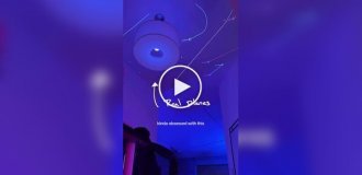 Мужчина превратил потолок комнаты в зону наблюдения за самолетами