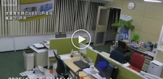 Момент землетрясения в Японии попал на камеру видеонаблюдения