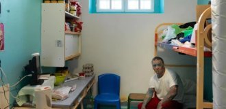 How they sit in French prisons (12 photos)