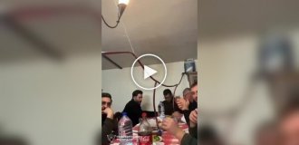 Креативная система подачи напитков за обеденным столом