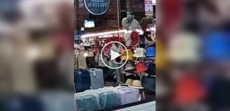 Туристка украла чемодан и спокойно ушла прогулочным шагом