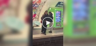 Карточный фокус в метро Парижа оставил девушку в полном шоке