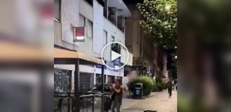 Бармен обезвредил пьяного мужчину с ножом