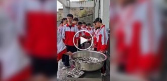 Китайские школьники моют за собой посуду после обеда