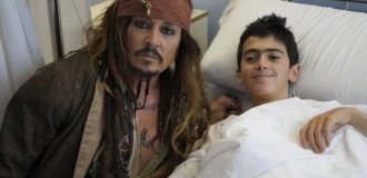 Johnny Depp became Captain Jack Sparrow again to help children (6 photos + video)