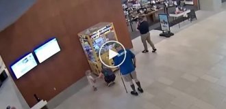 Мальчик залез в автомат с игрушками и застрял