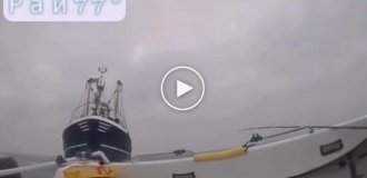 Траулер врезался в лодку с рыбаками
