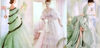 Вы не угадаете, что рекламируют эти дамы в вечерних платьях (17 фото)
