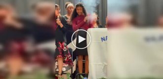 У школьницы загорелись волосы на сцене