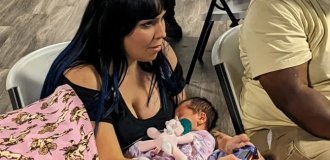 A woman won a Mortal Kombat tournament while holding a baby (4 photos)