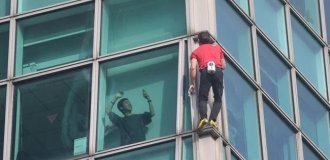 Скалолаз из США без страховки взобрался на 500-метровый небоскреб на Тайване (1 фото + 3 видео)