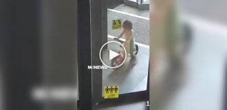 В Китае маленькая девочка оказалась в ловушке вращающейся двери, зажав в ней руку