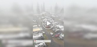 В Австралии кран сломался пополам и уже несколько дней висит над туристическим парком