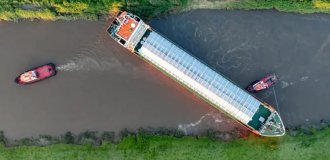Almost like in the Suez Canal: a cargo ship from Latvia blocked the river in the UK (4 photos + 1 video)