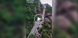 A 1,236-meter-long escalator was launched in China: The escalator leads directly to the top of Lingshan Mountain