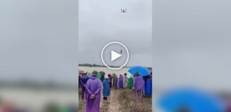 Вьетнамский фермер спас мужчину дроном во время наводнения
