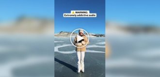 Девушка вылила кипяток на лед на озере