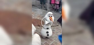 Робот-снеговик Олаф сломался во время общения с детьми