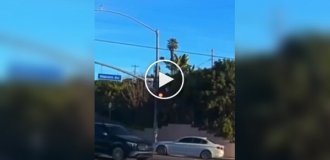 Годовалый малыш выпал на ходу из машины в США и чудом выжил