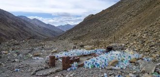 A creepy sanctuary in the Himalayas, buried in plastic bottles (6 photos)