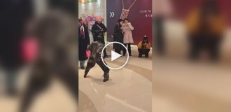 Перший випадок нападу робота на дитину потрапив на відео в Китаї