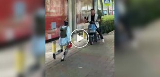 В Китае робот напугал мужчину на мопеде неожиданным «подходом»
