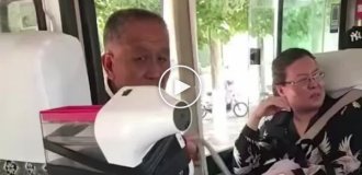 Отец каждый день ждет сына на остановке с обедом