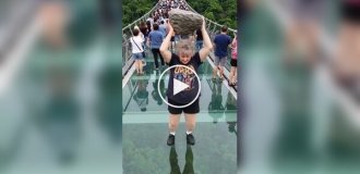 Бабушка разбила стеклянный мост в Китае