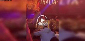 Рэпер сбросил фаната со сцены во время концерта в Роттердаме