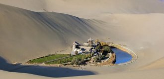 Озеро Полумесяц — китайский оазис в пустыне (13 фото)