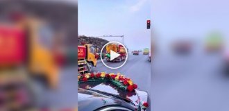Наречений приїхав за нареченою в кортежі з асенізаторських машин
