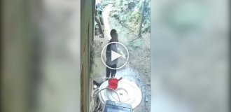 Школьник вовремя покинул место падения мотороллера