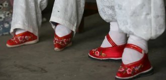 В деревне «Связанные ноги» живут последние китаянки, страдающие от древней жестокой традиции (13 фото)