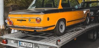 В Украине заметили автовоз с крайне редкими BMW и Mercedes (4 фото)