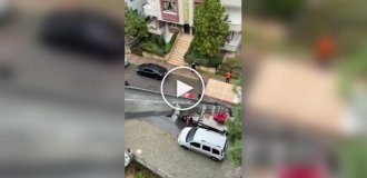 У Туреччині 100-дюймовий телевізор доставили по пожежних сходах