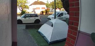Refused to leave: an insolent man decided to spend the night in the yard of an unfamiliar woman (3 photos)