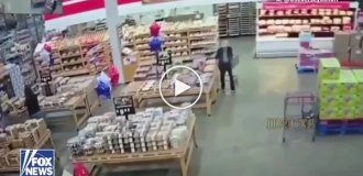 Обрушение крыши магазина в США попало на видео
