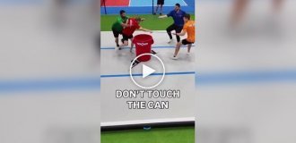 Забавная игра: нельзя прикасаться к бочке