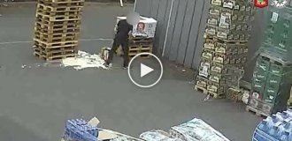 П'яний чех намагається вкрасти ящики з пивом