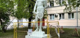 После 30 лет в земле. История закопанной статуи теннисистки и её недавней реставрации (3 фото)