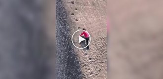 A girl shows the basics of climbing on footrests on a mountain slope without a leash