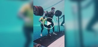 Хорватский спортсмен установил мировой рекорд, присев со штангой 300 кг под водой
