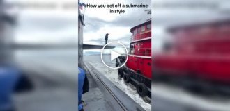 Мужчина шагает с подводной лодки на другой корабль в открытом море