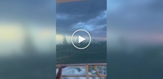 Непогода превратила парад парусников в сцену из «Пиратов Карибского моря»