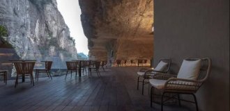 Кафе прямо в скале: в горах Яньдан открыли необычный Cliff Café (9 фото + видео)