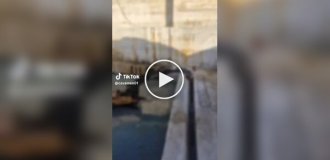 Огромная волна накрыла экскаватор после падения каменной плиты
