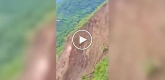 Масштабный оползень разрушил участок горной дороги